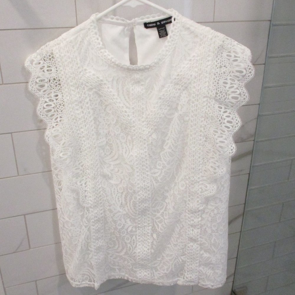 CABLE & GAUGE WHITE COTTON BLEND LACEY TOP. FULLY LINED SIZE SM